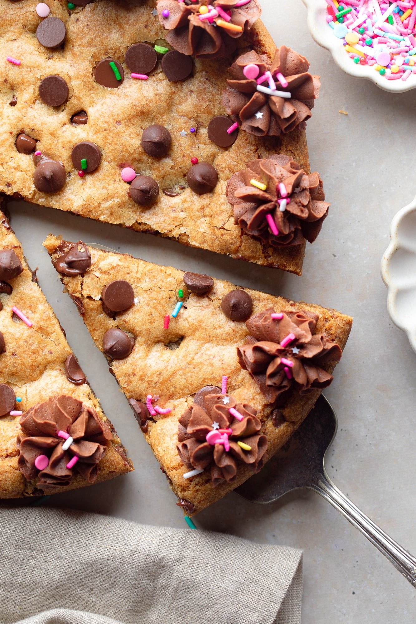 Feche em uma fatia de um bolo de biscoito vegano sendo levantado de todo o bolo.