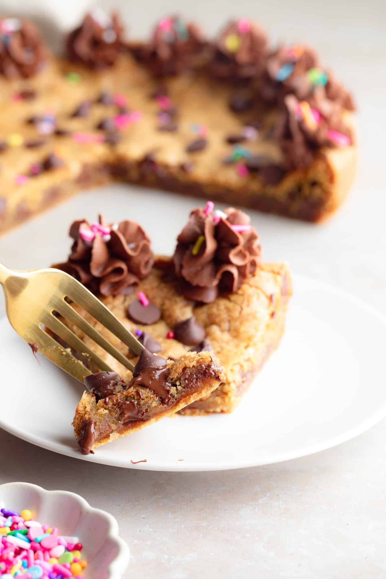 Feche em um garfo segurando uma mordida de um bolo de biscoito vegano.