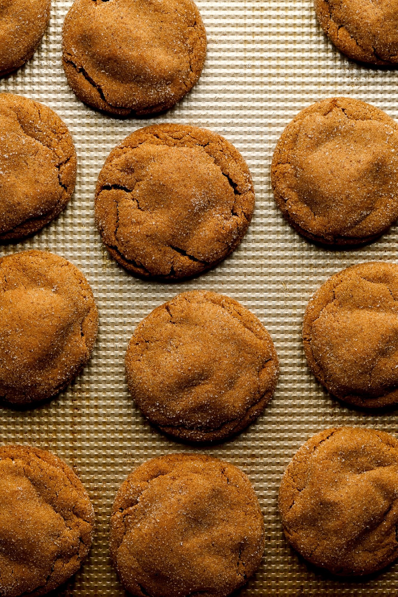 Cookies de café com leite de gengibre assados em uma assadeira de metal.