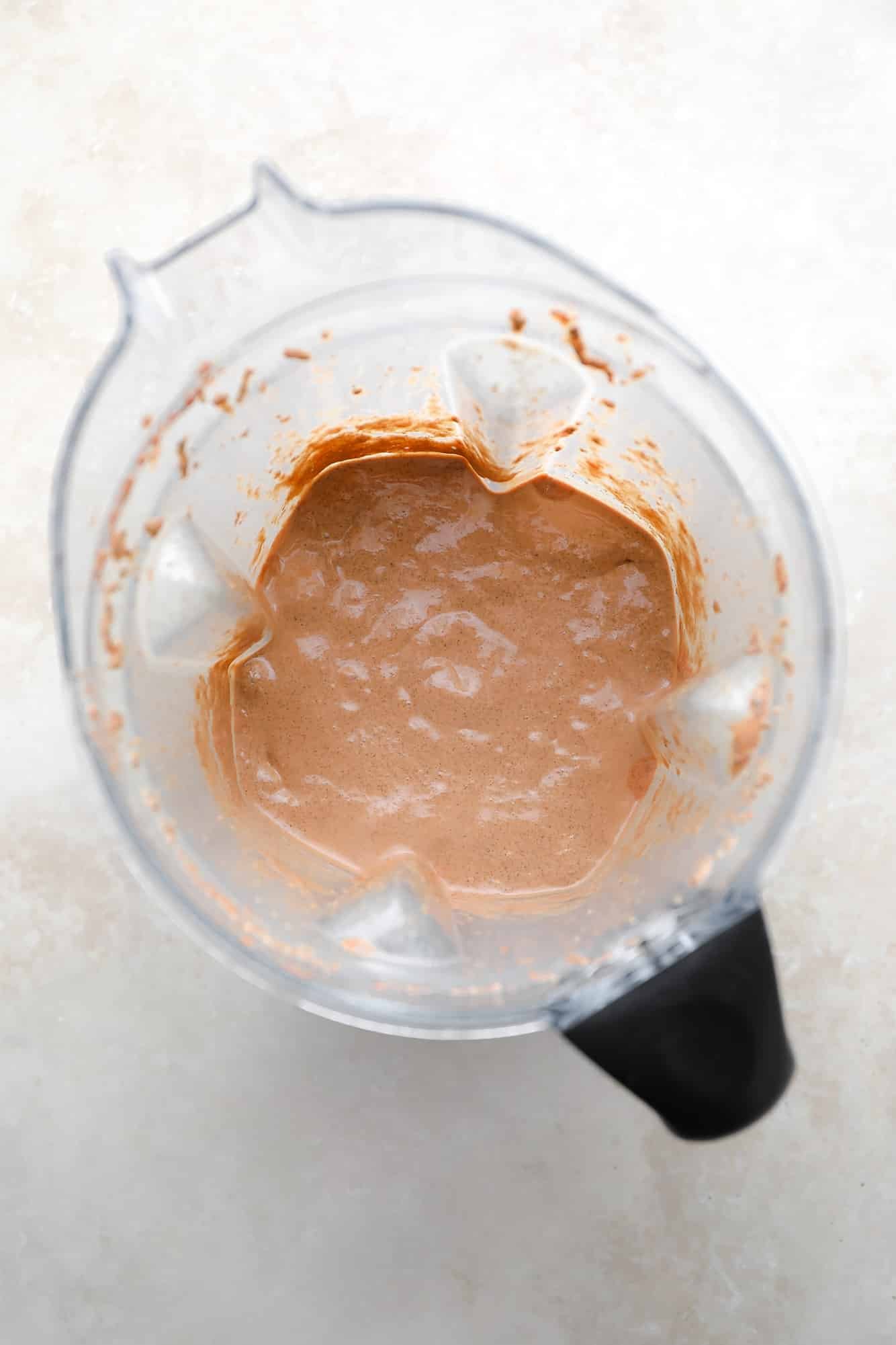 Pudim de chia de chocolate misturado no liquidificador.