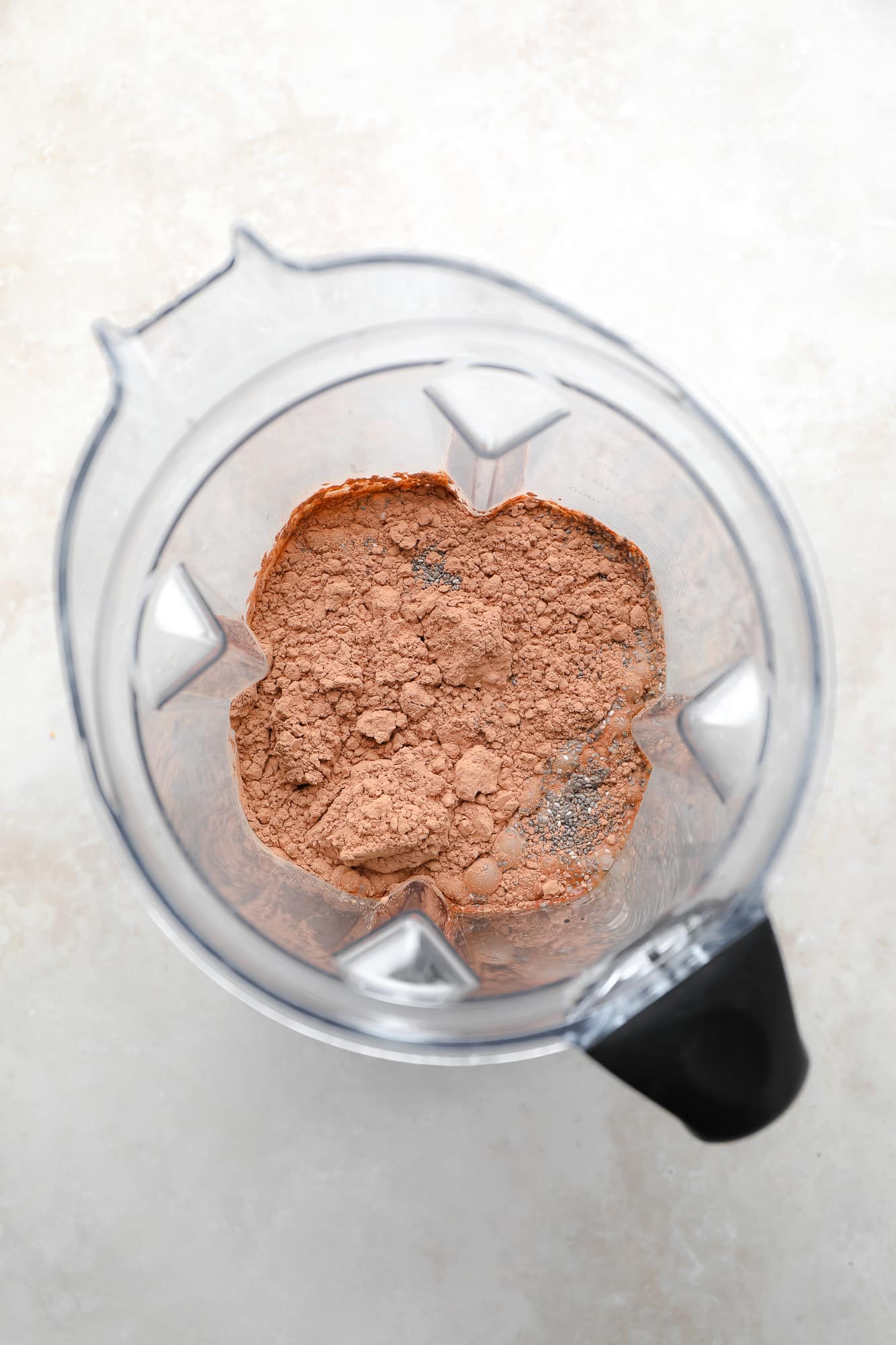 Ingredientes para pudim de chia de chocolate no liquidificador.