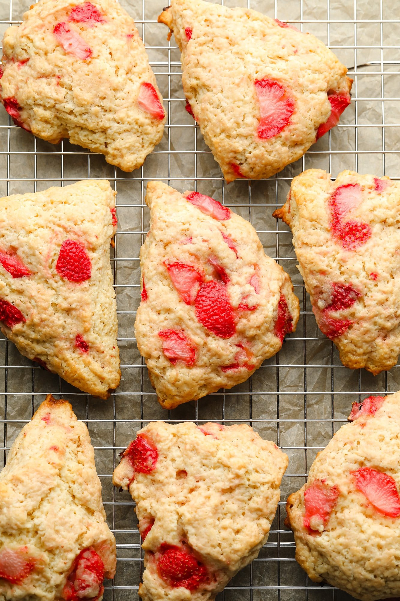 Scones de morango vegano assados em uma gradinha.