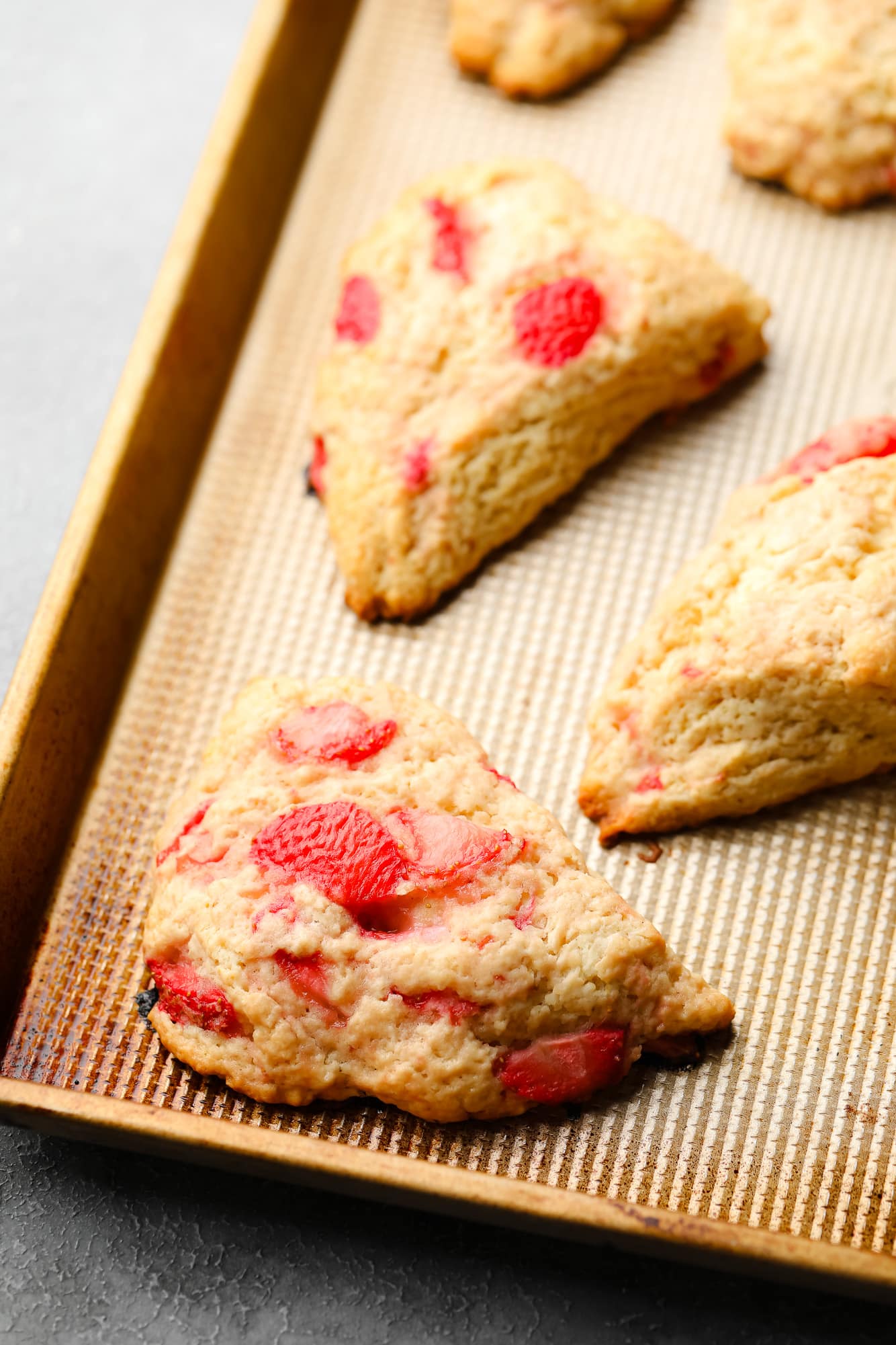 Scones de morango vegano assados em uma assadeira.